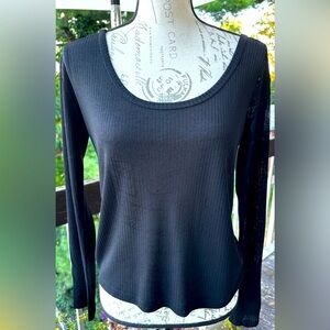Ribbed Low Scoop Neck Top
Medium
Like New / Never Worn
Black